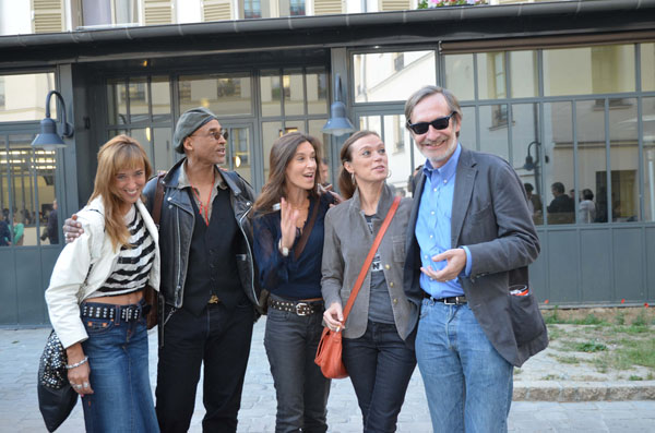 Les trois filles de Roger Thérond avec Stanley Greene et Jean-François Leroy au vernissage de Polka Magazine 13