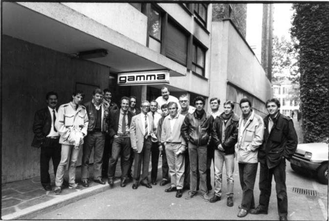 Devant le 85 avenue Dernfert Rochereau siège de l'agence de presse Gamma, de gauche à droite: Georges Bernier, Patrick Aventurier, Jean Guichard, Eric Bouvet, raphael Gaillarde,Etienne Montès, Jean Monteux; floris de Bonneville, Christian Viojard, Daniel Simon, Alain Mingam, François Lochon, Francis Apesteguy, Jean-Claude Francolon, Arnaud Borrel, Alain Denize et Laurent Maous..