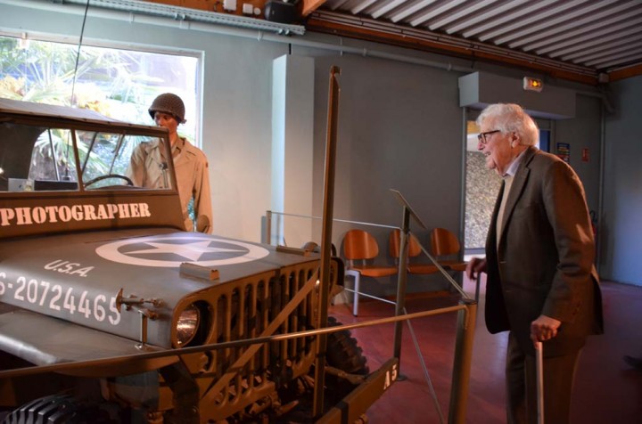 John G Morris au Musée de la Bataille de Normandie devant une jeep (c) Genevive Delalot