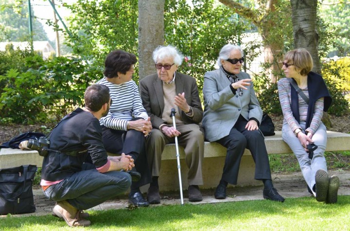 Assis sur le banc de gauche à droite: Sonya K. Fry, Joghn G. Morris et Patricia sa compagne en discussion avec Dominique Dechavanne (c) Geneviève Delalot