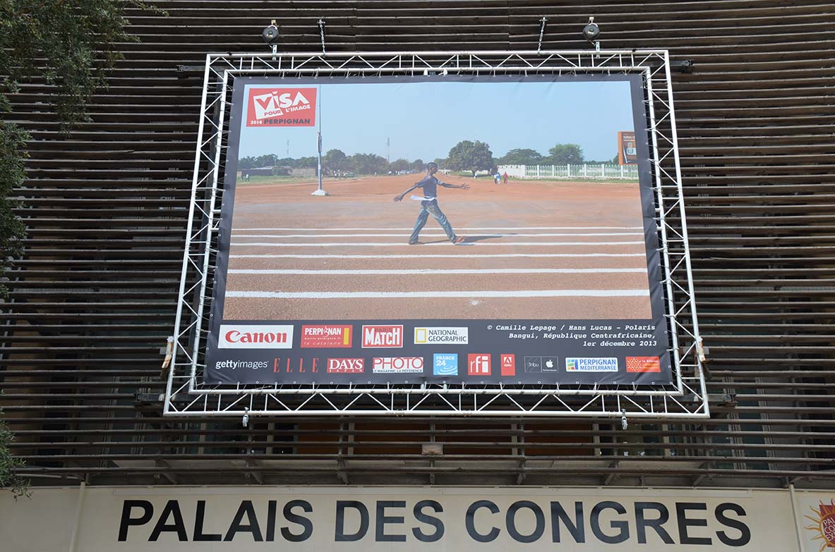 Perpignan, une photographie de Camille Lepage accueille les festivaliers de Visa pour l'image © Geneviève Delalot