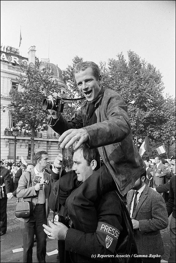 Gilles Caron sur les épaules d'Henri Bureau à la manifestation gaulliste de mai 68 (c) Reparters Associés / Gamma-Rapho