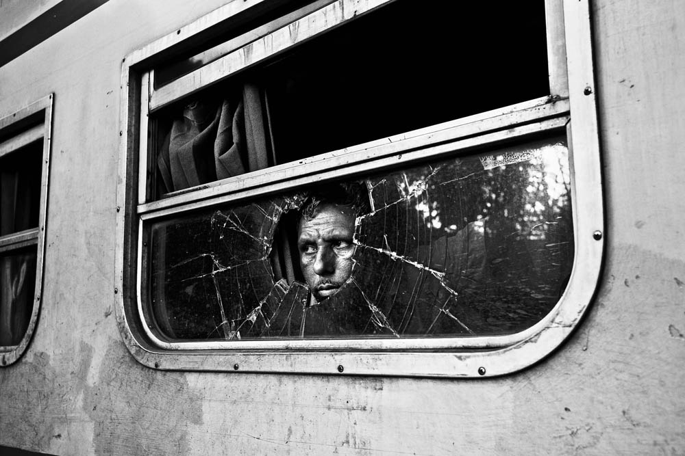 Bangladesh, région de Birampur, 09 août 2012 Un ligne ferroviaire suit la frontière sur plusieurs kilomètres et fait deux arrêts dans les villes frontalières. Un passager attend son contact local qui doit lui remettre des produits indiens (vêtements, jouets, médicaments, lunettes de soleil, épices...). Il les revendra sur le marché d'une autre ville. Il doit faire très attention aux gardes-frontières bangladais qui arrêtent et passent à tabac ceux qu'ils considèrent comme des contrebandiers. © Gael Turine / Agence VU