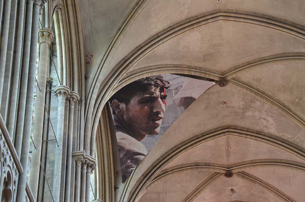 Pour la 21 ème édition du Prix Bayeux Calvados des correspondants de guerre, Laurent Van der Stockt installe les victimes syriennes dans la cathédrale de la ville. © Geneviève Delalot