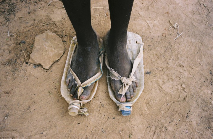 “ Après le naufrage, sur notre groupe de 34 hommes, seuls quatre, dont moi, avaient encore nos chaussures. Les autres avaient tout perdu, leurs vêtements aussi. Alors, ils se sont fabriqués des sandales. ” Texte de Kingsley Abang Kum