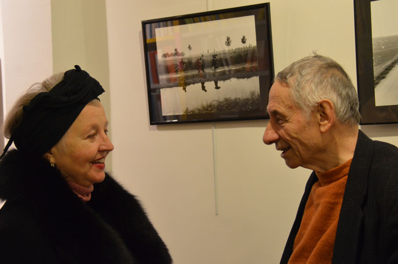 Hanna Shygulla et Mario Dondero à la petite galerie de la librairie italienne Tour de Babel, 10 rue du Roi de Sicile à ParisPhotographie ©Geneviève Delalot