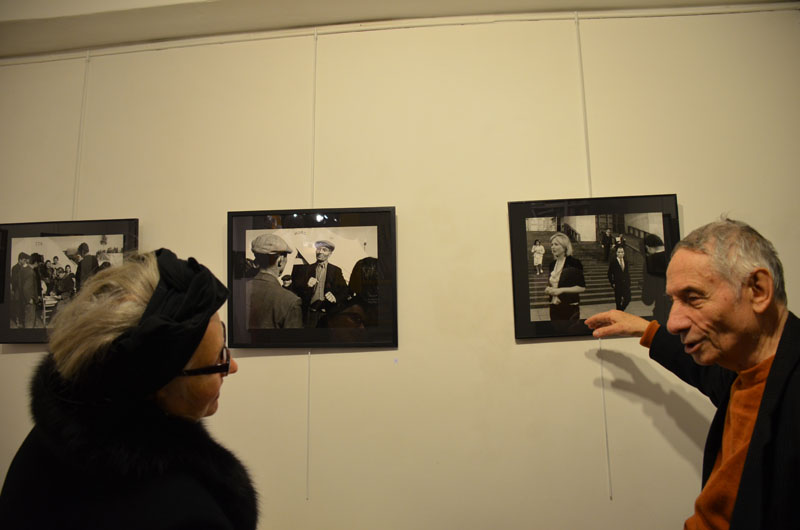 Hanna Shygulla et Mario Dondero à la petite galerie de la librairie italienne Tour de Babel, 10 rue du Roi de Sicile à ParisPhotographie ©Geneviève Delalot