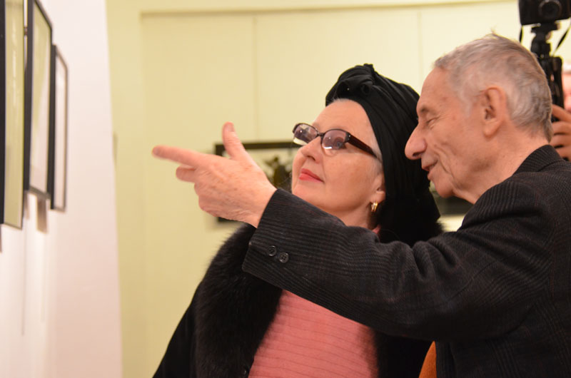 Hanna Shygulla et Mario Dondero à la petite galerie de la librairie italienne Tour de Babel, 10 rue du Roi de Sicile à ParisPhotographie ©Geneviève Delalot