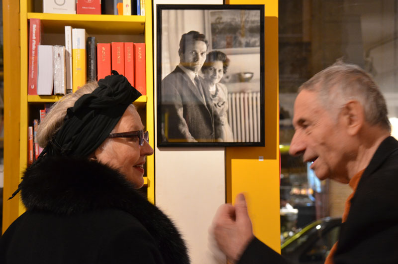 Hanna Shygulla et Mario Dondero à la petite galerie de la librairie italienne Tour de Babel, 10 rue du Roi de Sicile à ParisPhotographie ©Geneviève Delalot