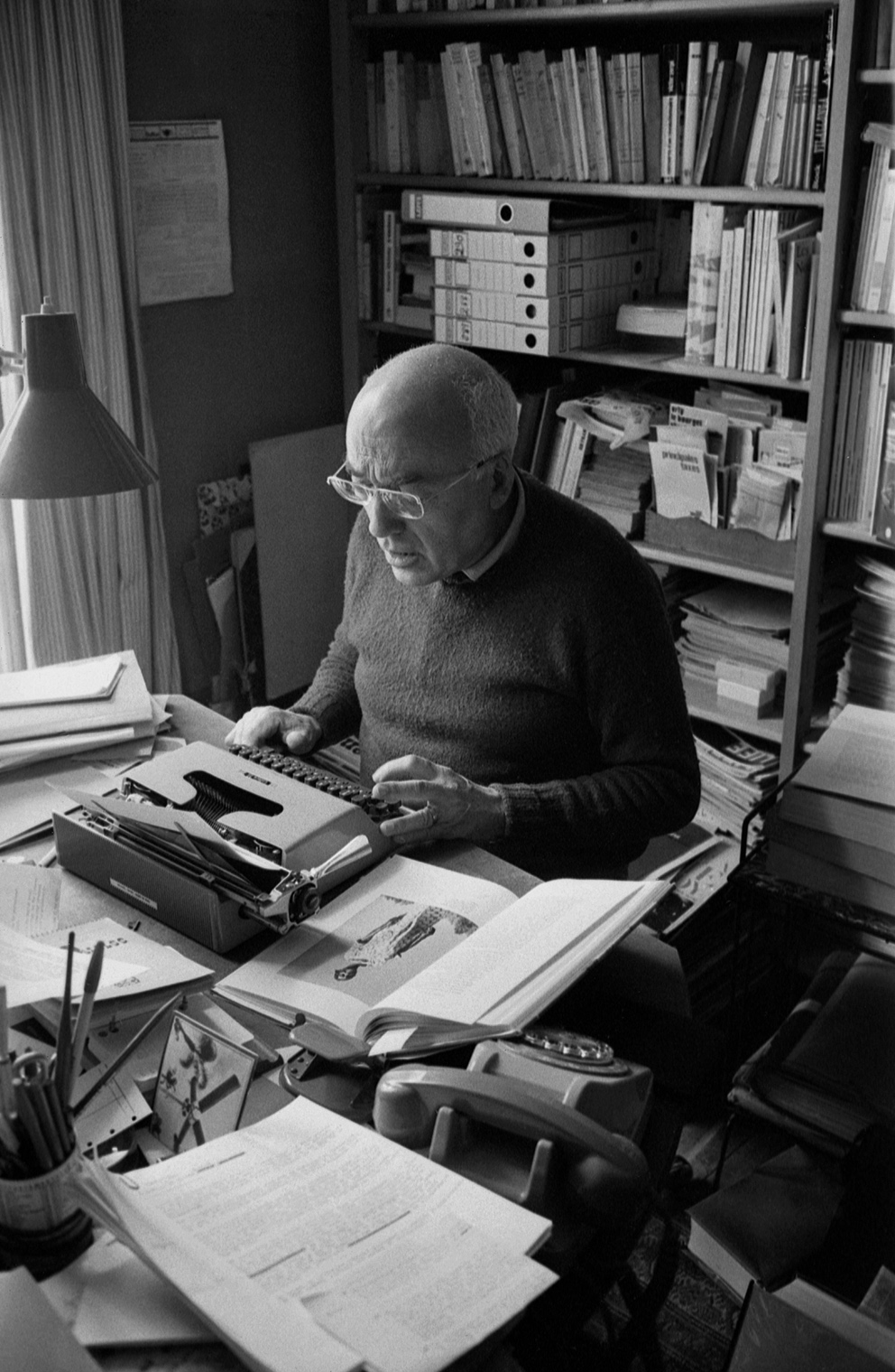 Le Vésinet (France) 1976, le photojournaliste Jean Lattès à son bureau. Photographie de Gilles Walusinski - Tous droits réservés.