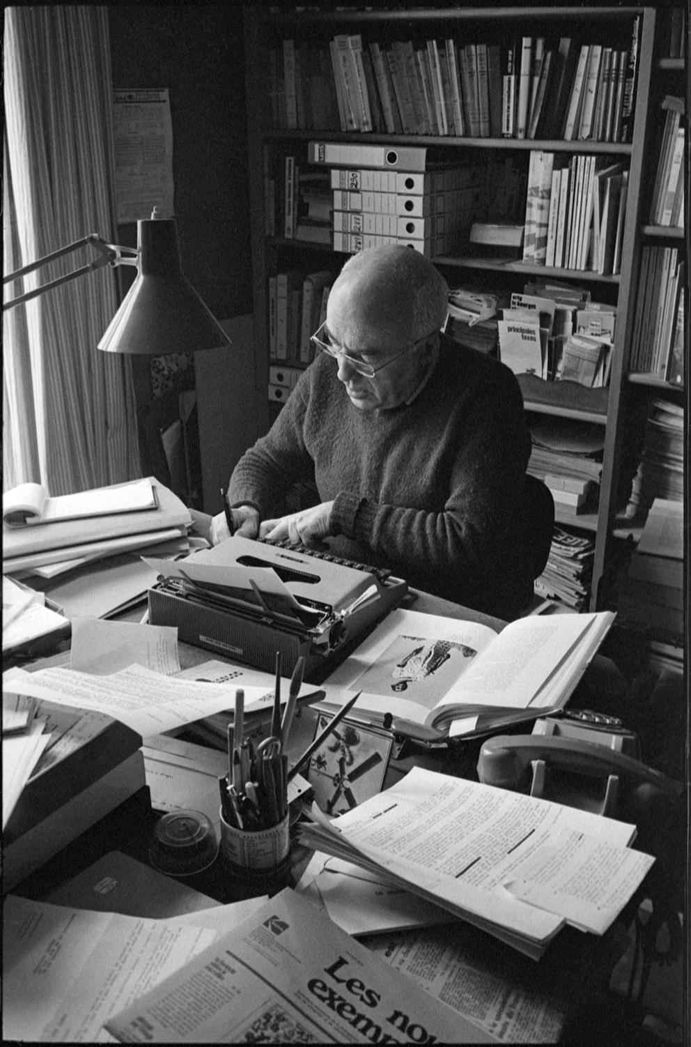 Le Vésinet (France) 1976, le photojournaliste Jean Lattès à son bureau. Photographie de Gilles Walusinski - Tous droits réservés.