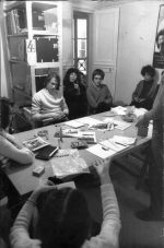 Paris, année 70 - Réunion à l'agence de presse Fotolib. De gauche à droite : Michel Puech, Jean-François Graunard, Yanne, Marc Sémo, Christian Weiss et un bout de profil de Christian Rausch. Photo (c) Christian Poulin