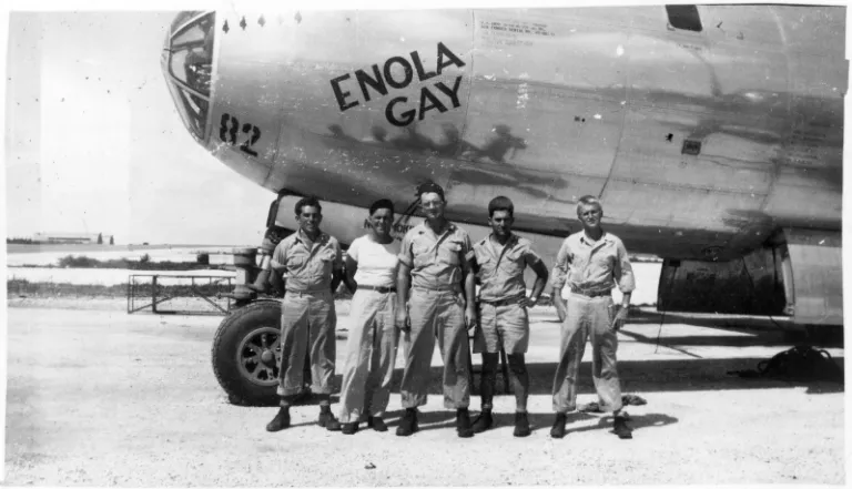 Le bombardier américain Enola Gay à Tinian, dans les îles Mariannes, avant sa mission de bombardement atomique à Hiroshima, au Japon, en août 1945. Des images comme celles-ci sont marquées pour la suppression en raison du nom de l’avion. Phoro : Armée de l’air américaine